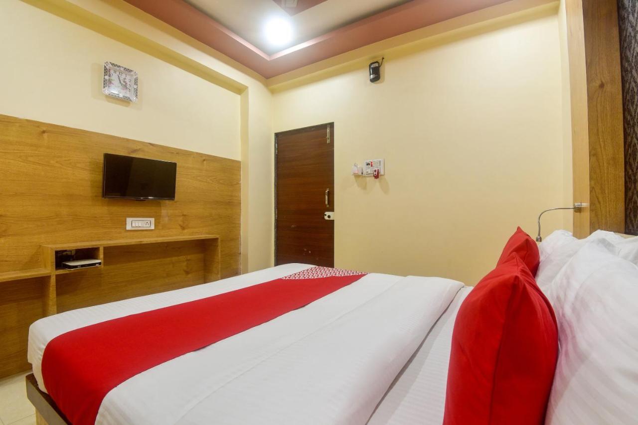 Oyo 60773 Ruchita Loadging & Boarding Hotel Мумбай Екстериор снимка