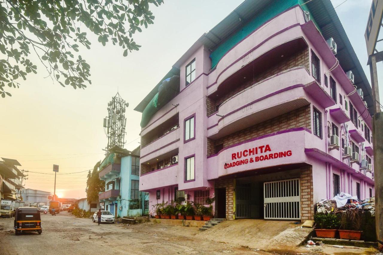 Oyo 60773 Ruchita Loadging & Boarding Hotel Мумбай Екстериор снимка