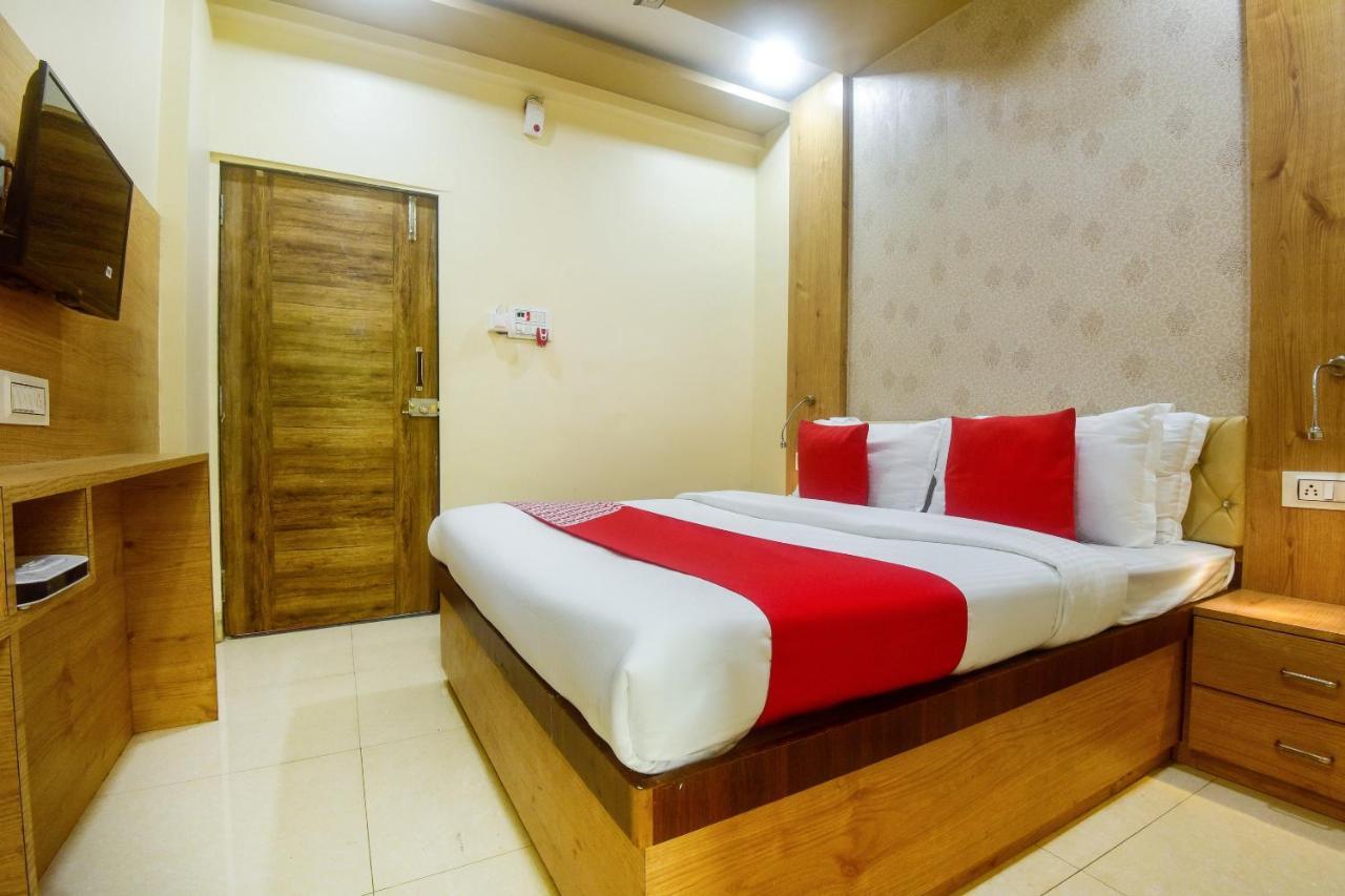 Oyo 60773 Ruchita Loadging & Boarding Hotel Мумбай Екстериор снимка