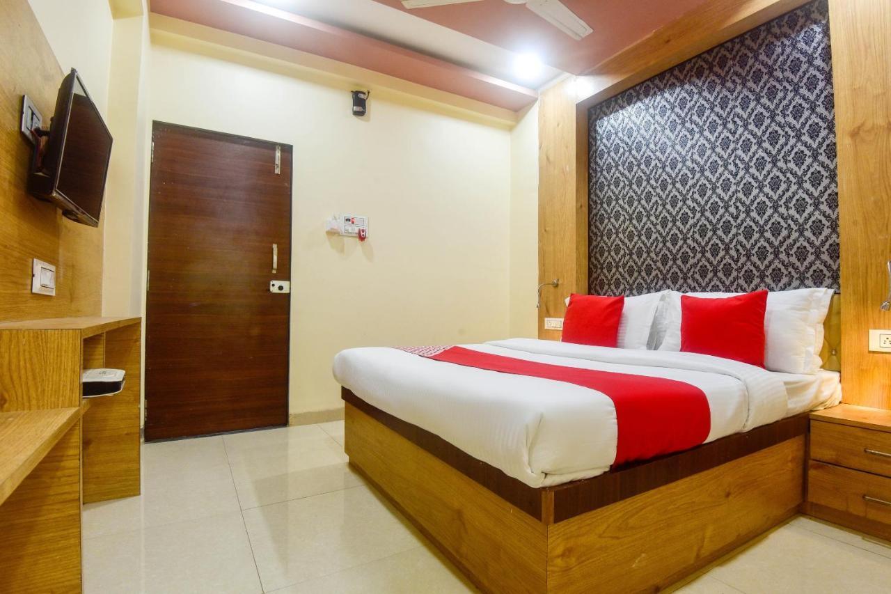 Oyo 60773 Ruchita Loadging & Boarding Hotel Мумбай Екстериор снимка