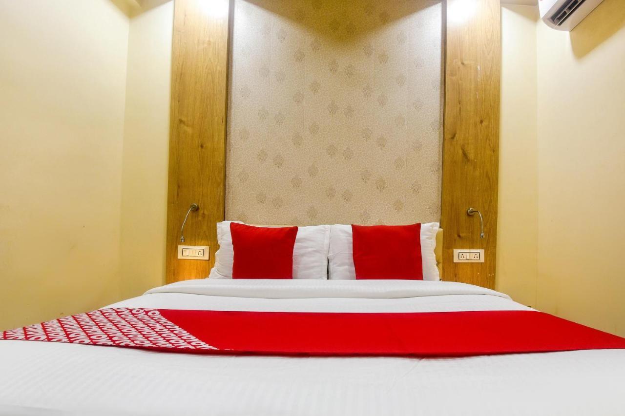 Oyo 60773 Ruchita Loadging & Boarding Hotel Мумбай Екстериор снимка