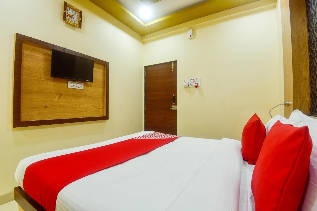 Oyo 60773 Ruchita Loadging & Boarding Hotel Мумбай Екстериор снимка