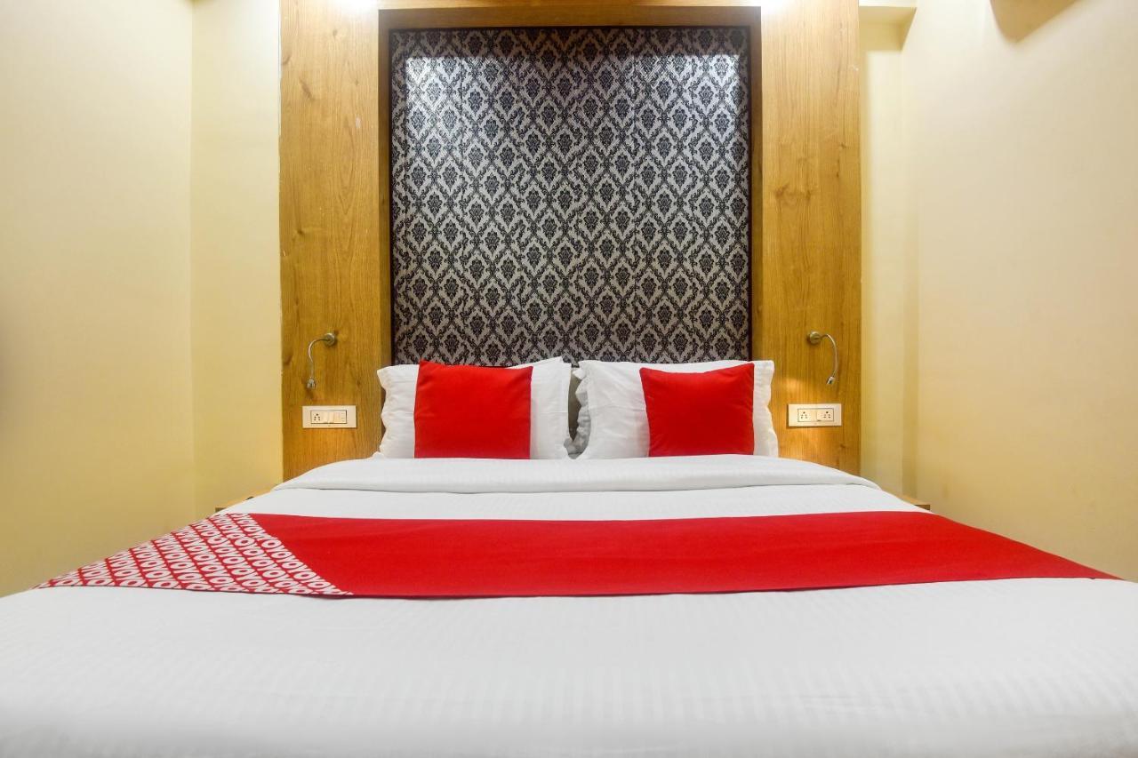 Oyo 60773 Ruchita Loadging & Boarding Hotel Мумбай Екстериор снимка