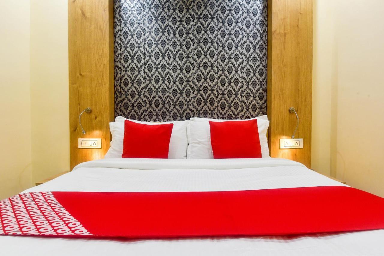 Oyo 60773 Ruchita Loadging & Boarding Hotel Мумбай Екстериор снимка